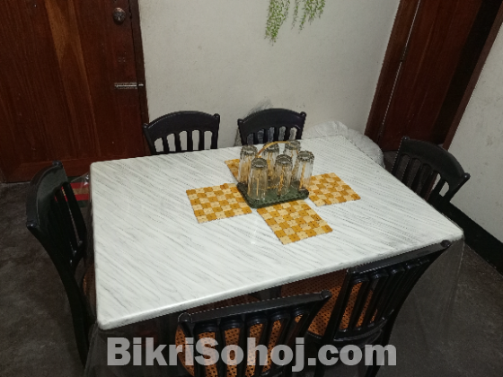 ছয় চেয়ারের ডাইনিং টেবিল